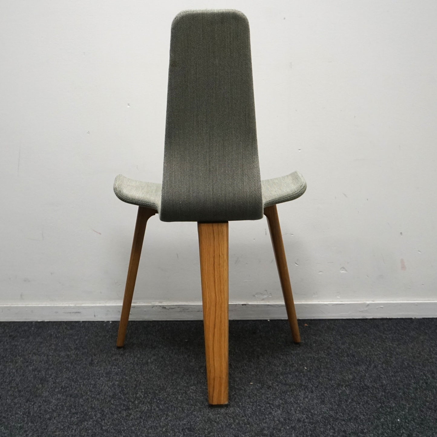 Matthew Hilton Tapas Chair | Design Stoel | Groene Stof