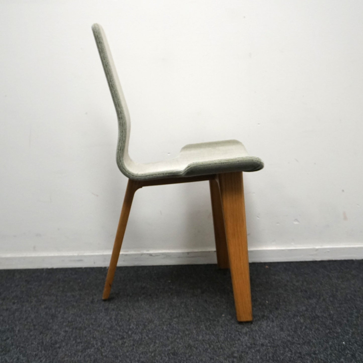 Matthew Hilton Tapas Chair | Design Stoel | Groene Stof