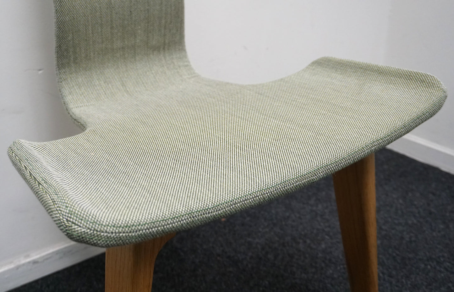 Matthew Hilton Tapas Chair | Design Stoel | Groene Stof