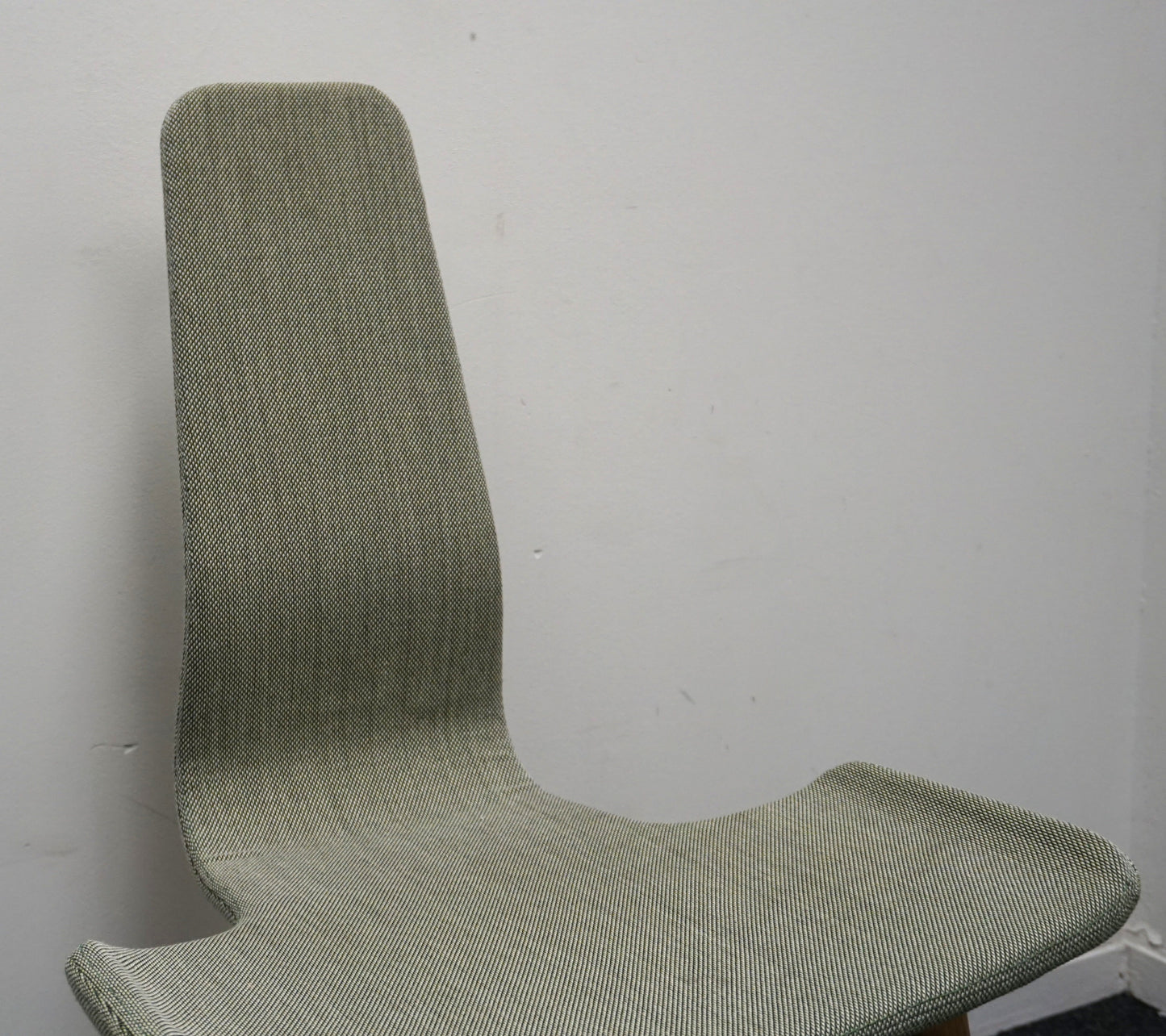 Matthew Hilton Tapas Chair | Design Stoel | Groene Stof