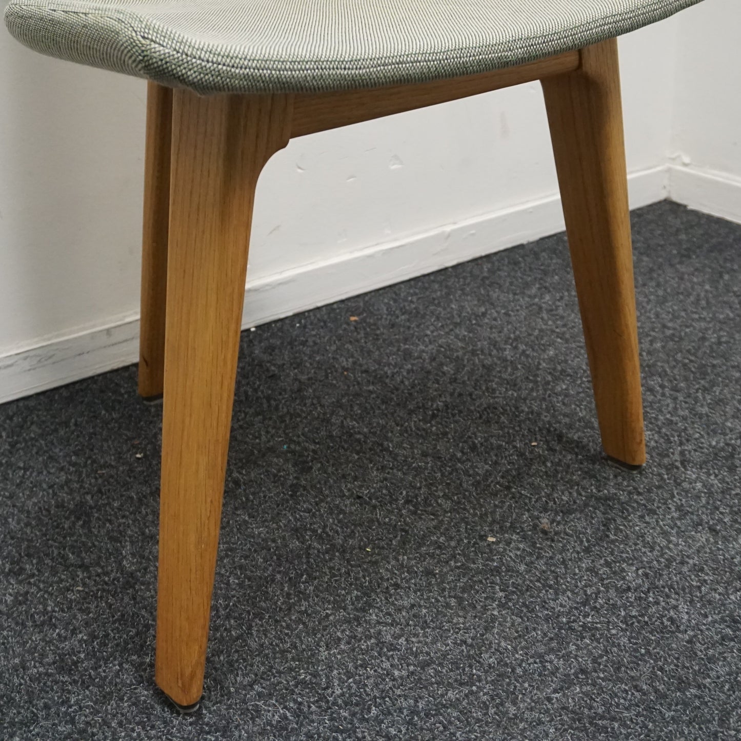 Matthew Hilton Tapas Chair | Design Stoel | Groene Stof