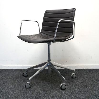 Arper Catifa 53 Design Vergaderstoel | Verrijdbaar | Donkerbruin Leer
