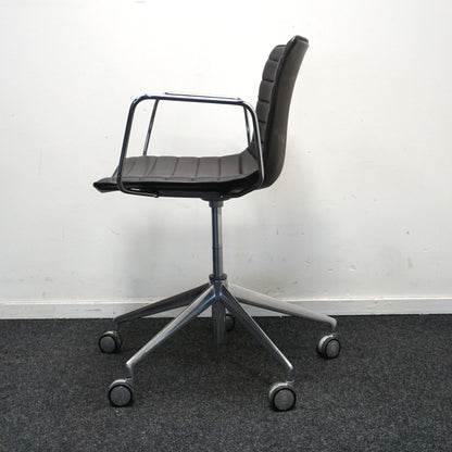 Arper Catifa 53 Design Vergaderstoel | Verrijdbaar | Donkerbruin Leer
