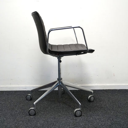 Arper Catifa 53 Design Vergaderstoel | Verrijdbaar | Donkerbruin Leer