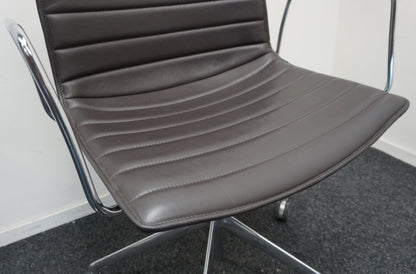 Arper Catifa 53 Design Vergaderstoel | Verrijdbaar | Donkerbruin Leer