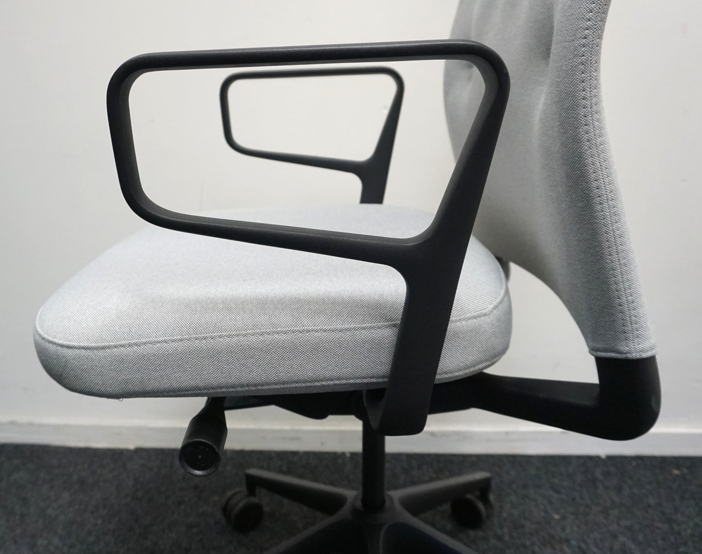 Vitra ID Trim L Bureaustoel | Lichtgrijs / Zwart