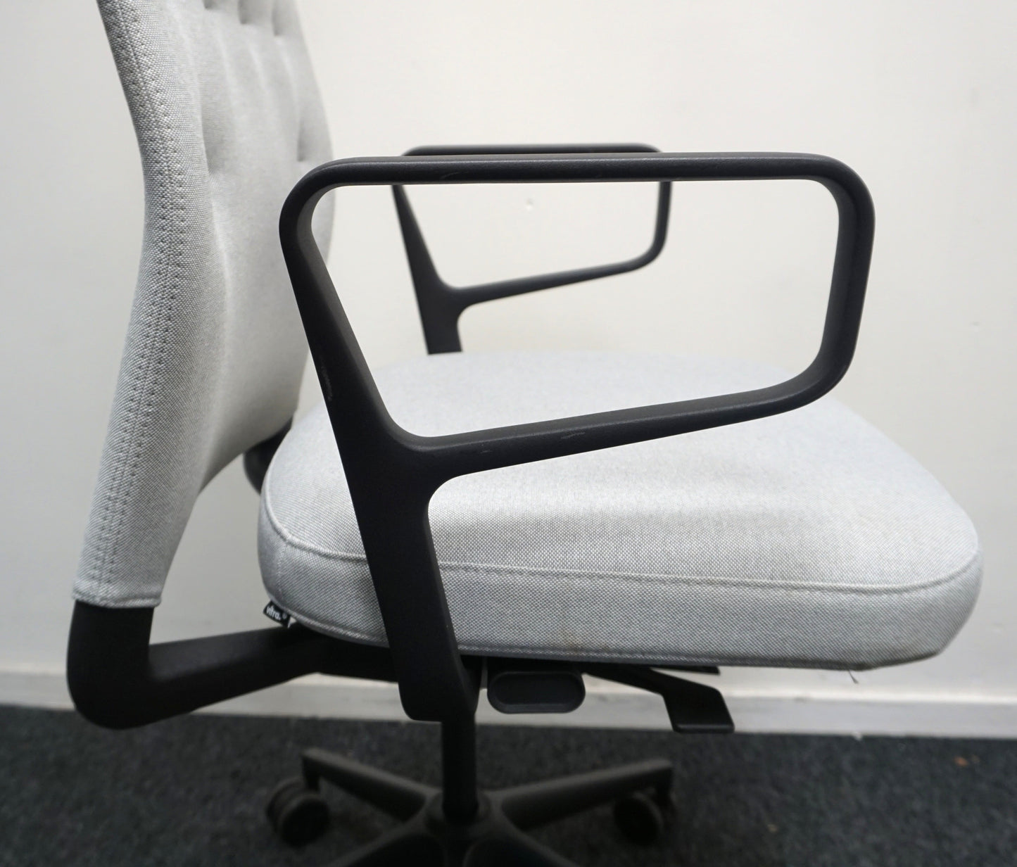 Vitra ID Trim L Bureaustoel | Lichtgrijs / Zwart