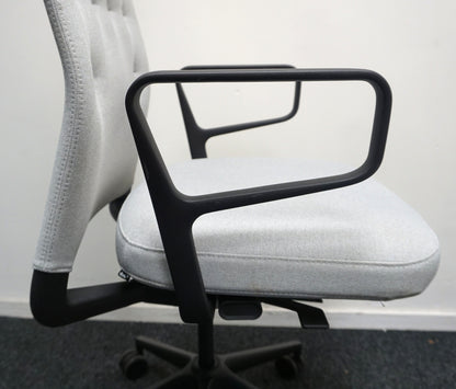 Vitra ID Trim L Bureaustoel | Lichtgrijs / Zwart