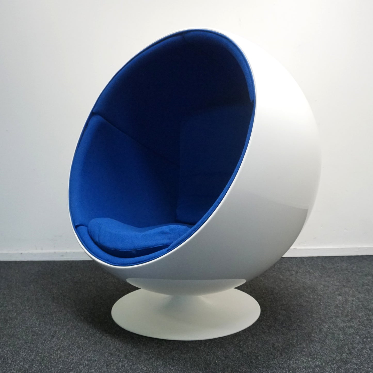 Eero Aarnio Originals Ball Chair Design Fauteuil | Blauw / Wit