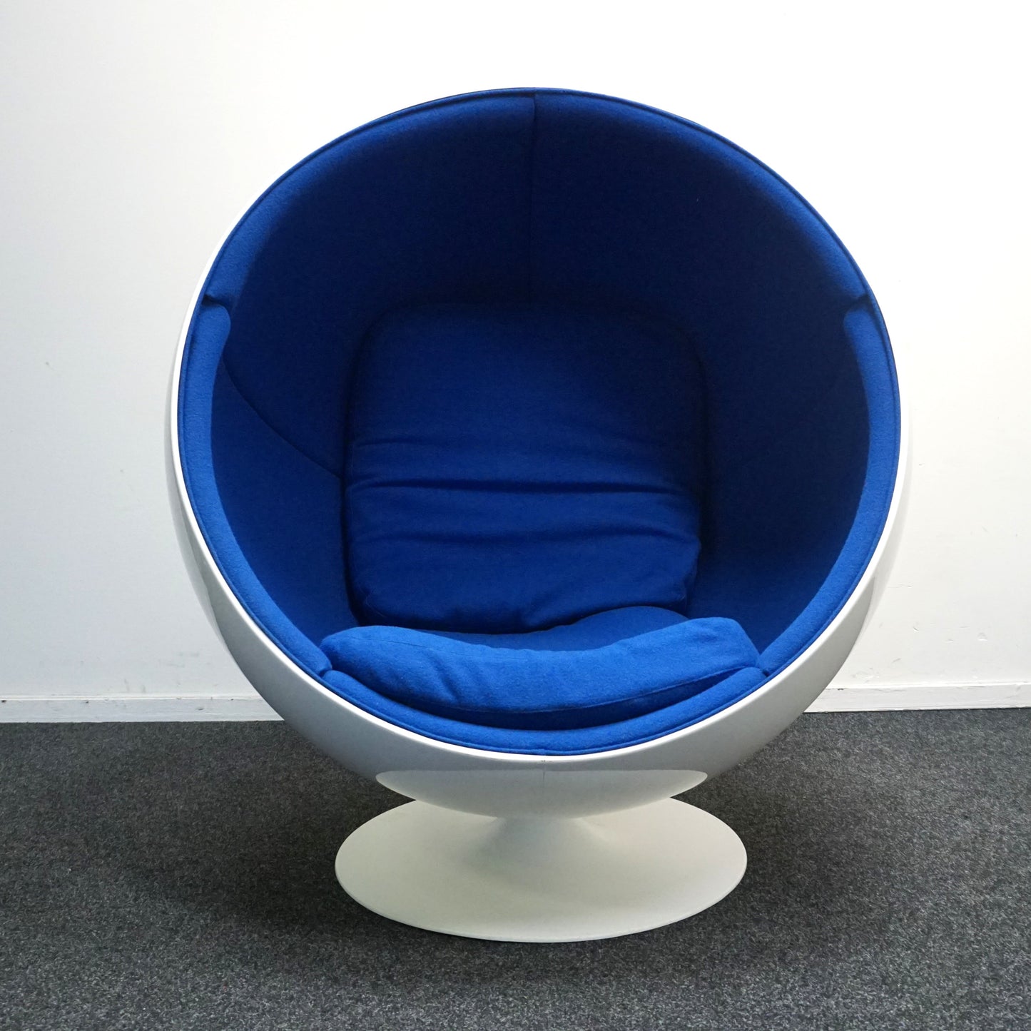 Eero Aarnio Originals Ball Chair Design Fauteuil | Blauw / Wit
