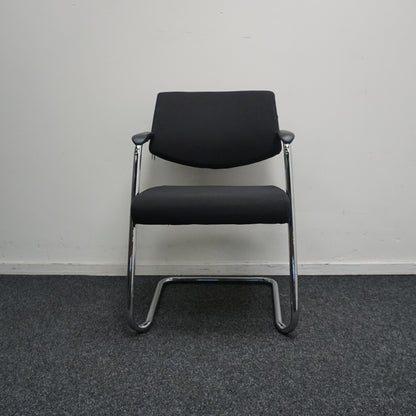 Slede Vergaderstoel | Zwarte stof | Chroom frame | Stapelbaar