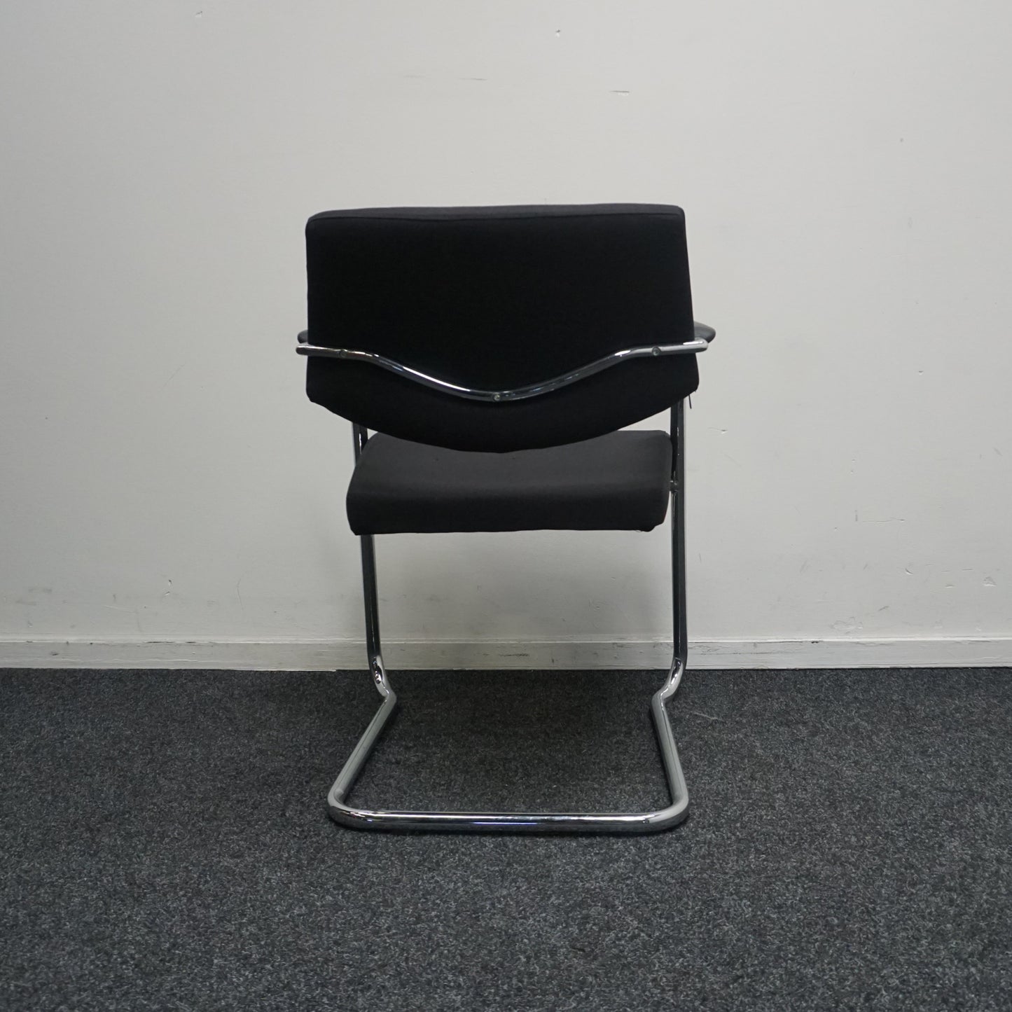 Slede Vergaderstoel | Zwarte stof | Chroom frame | Stapelbaar