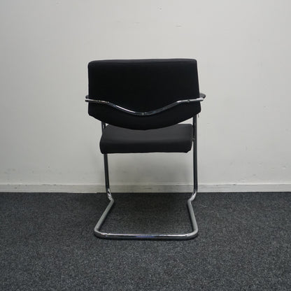 Slede Vergaderstoel | Zwarte stof | Chroom frame | Stapelbaar