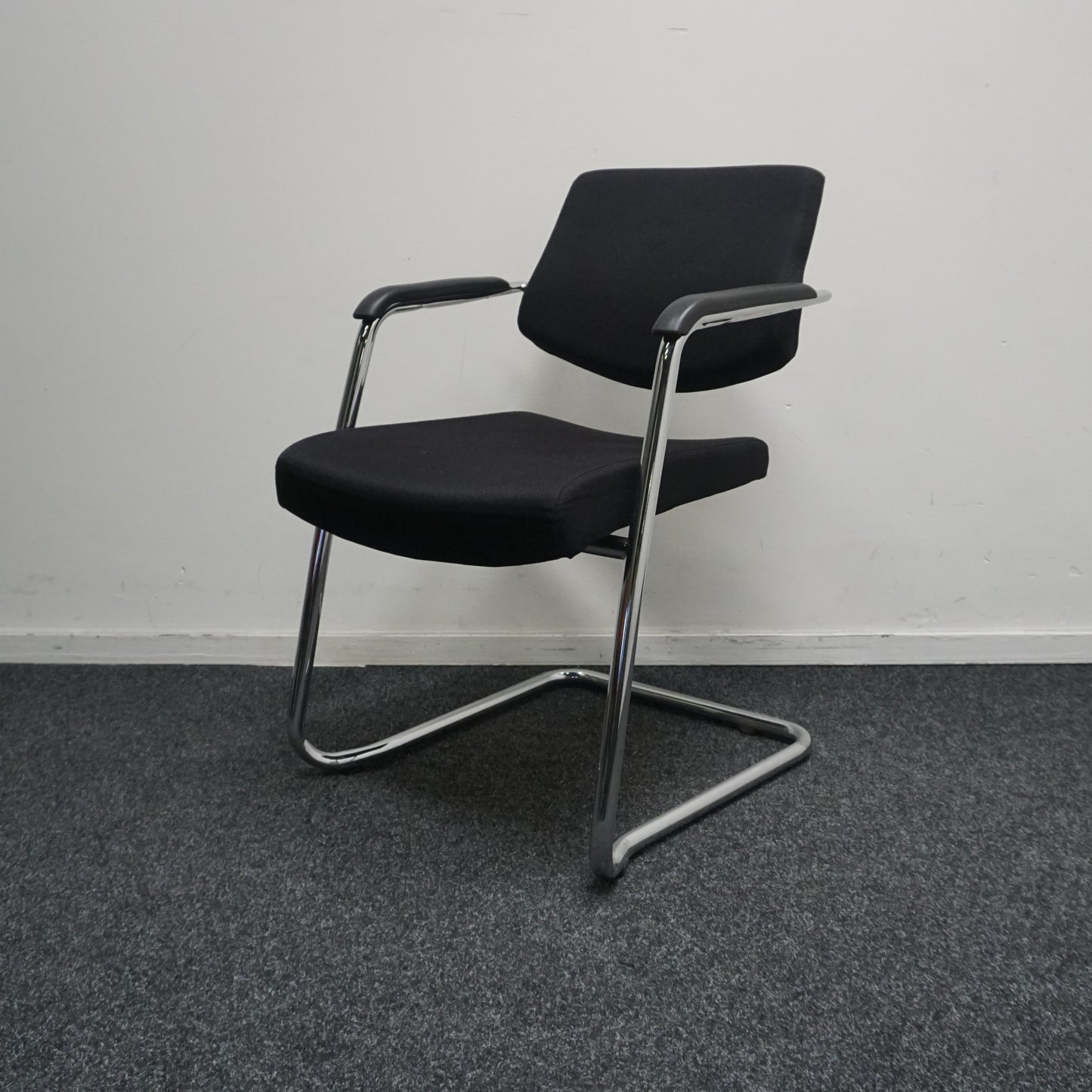 Slede Vergaderstoel | Zwarte stof | Chroom frame | Stapelbaar | Kunststof armdekjes