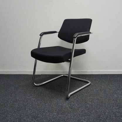 Slede Vergaderstoel | Zwarte stof | Chroom frame | Stapelbaar | Kunststof armdekjes