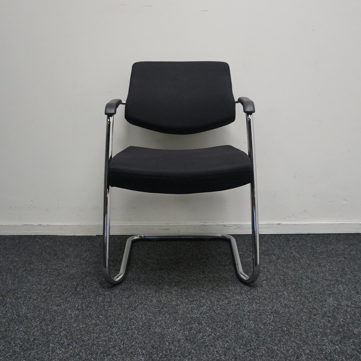 Slede Vergaderstoel | Zwarte stof | Chroom frame | Stapelbaar | Kunststof armdekjes