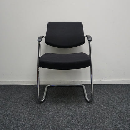 Slede Vergaderstoel | Zwarte stof | Chroom frame | Stapelbaar | Kunststof armdekjes
