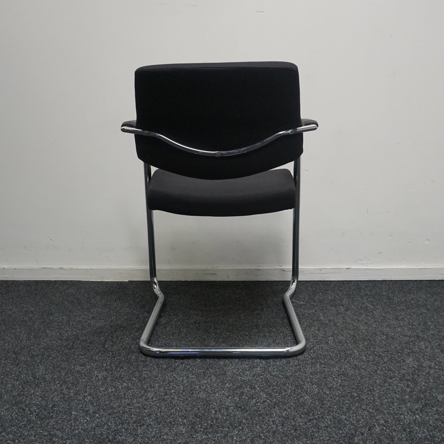 Slede Vergaderstoel | Zwarte stof | Chroom frame | Stapelbaar | Kunststof armdekjes