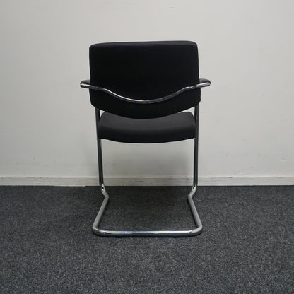 Slede Vergaderstoel | Zwarte stof | Chroom frame | Stapelbaar | Kunststof armdekjes