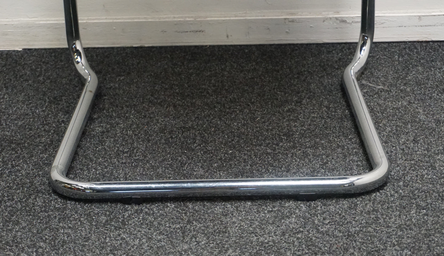 Slede Vergaderstoel | Zwarte stof | Chroom frame | Stapelbaar | Kunststof armdekjes