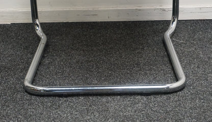 Slede Vergaderstoel | Zwarte stof | Chroom frame | Stapelbaar | Kunststof armdekjes