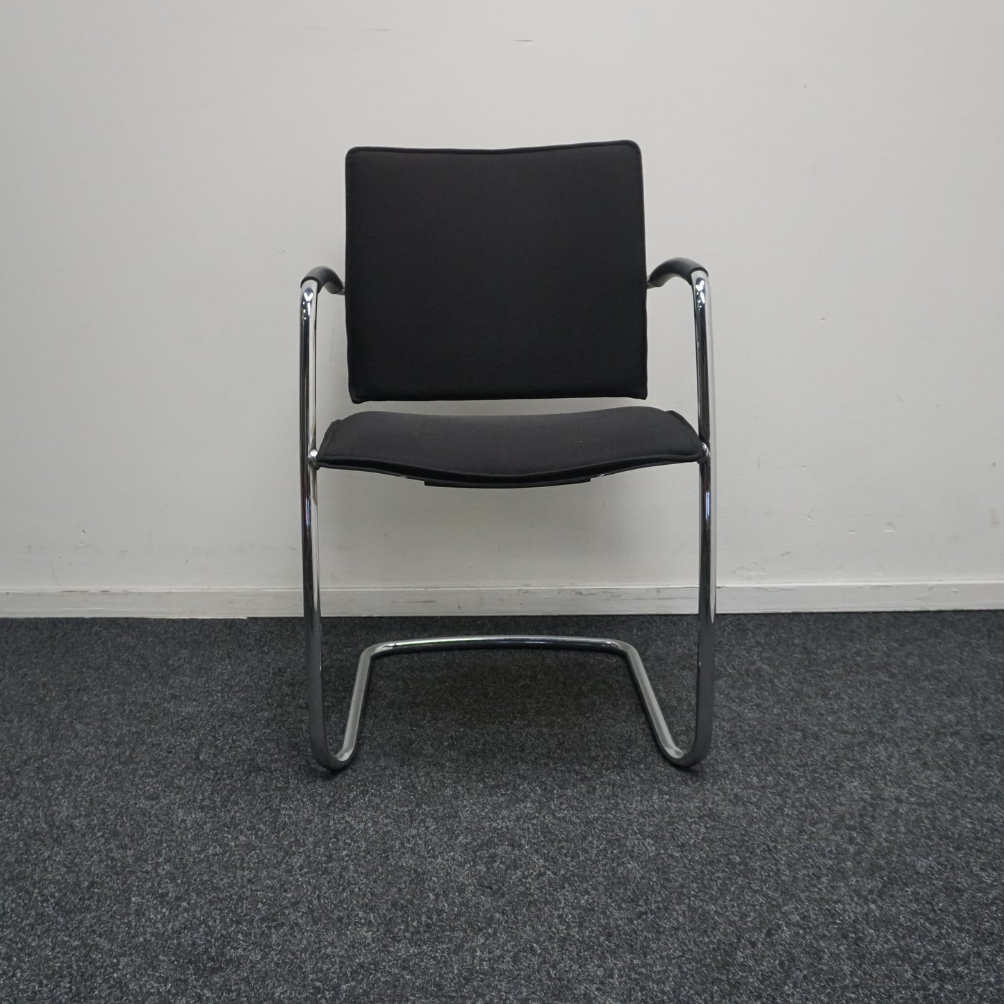 Kembo Vergaderstoel | Zwart / Chroom | Stapelbaar