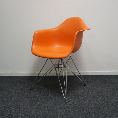 Vitra Eames DAR Design Stoel | Oranje