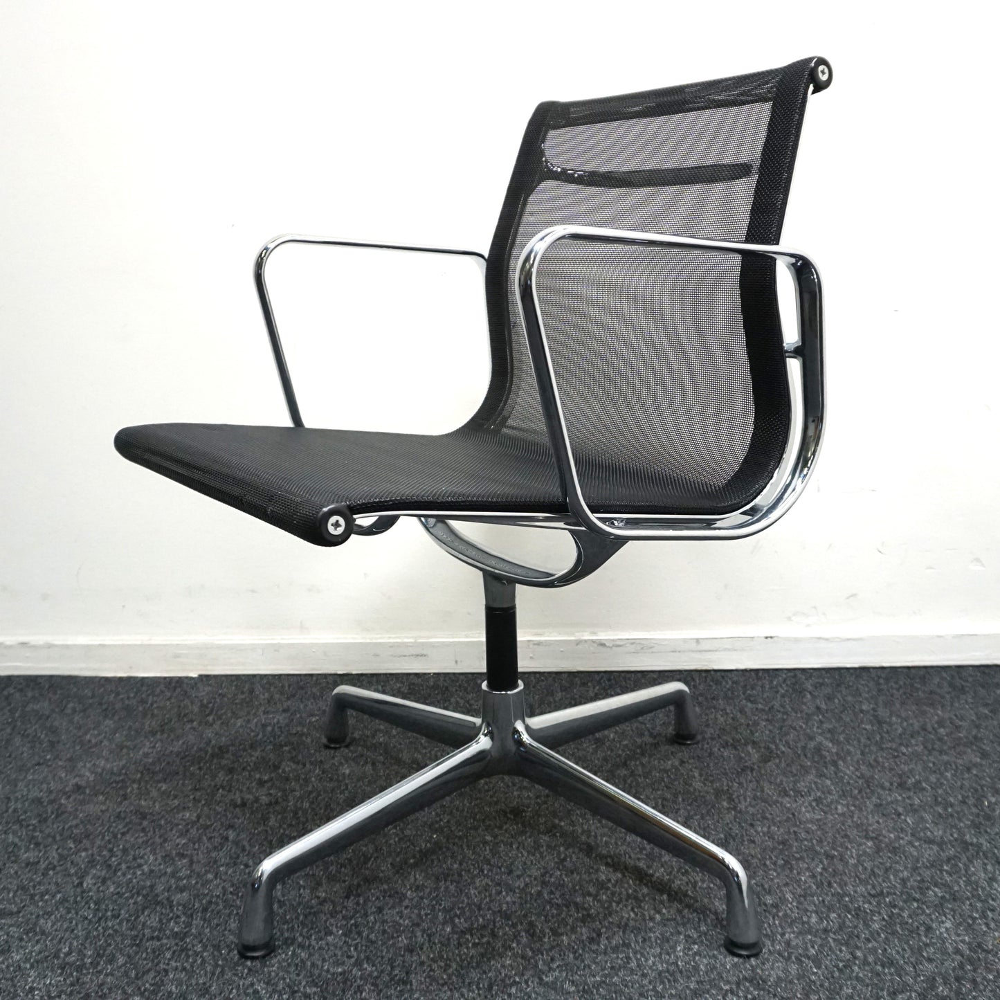 Vitra Eames EA 108 Design Vergaderstoel | Netweave | Zwart