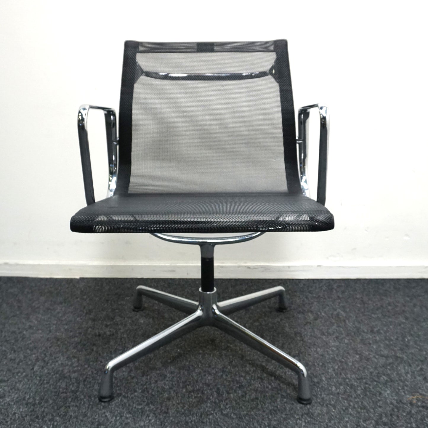 Vitra Eames EA 108 Design Vergaderstoel | Netweave | Zwart