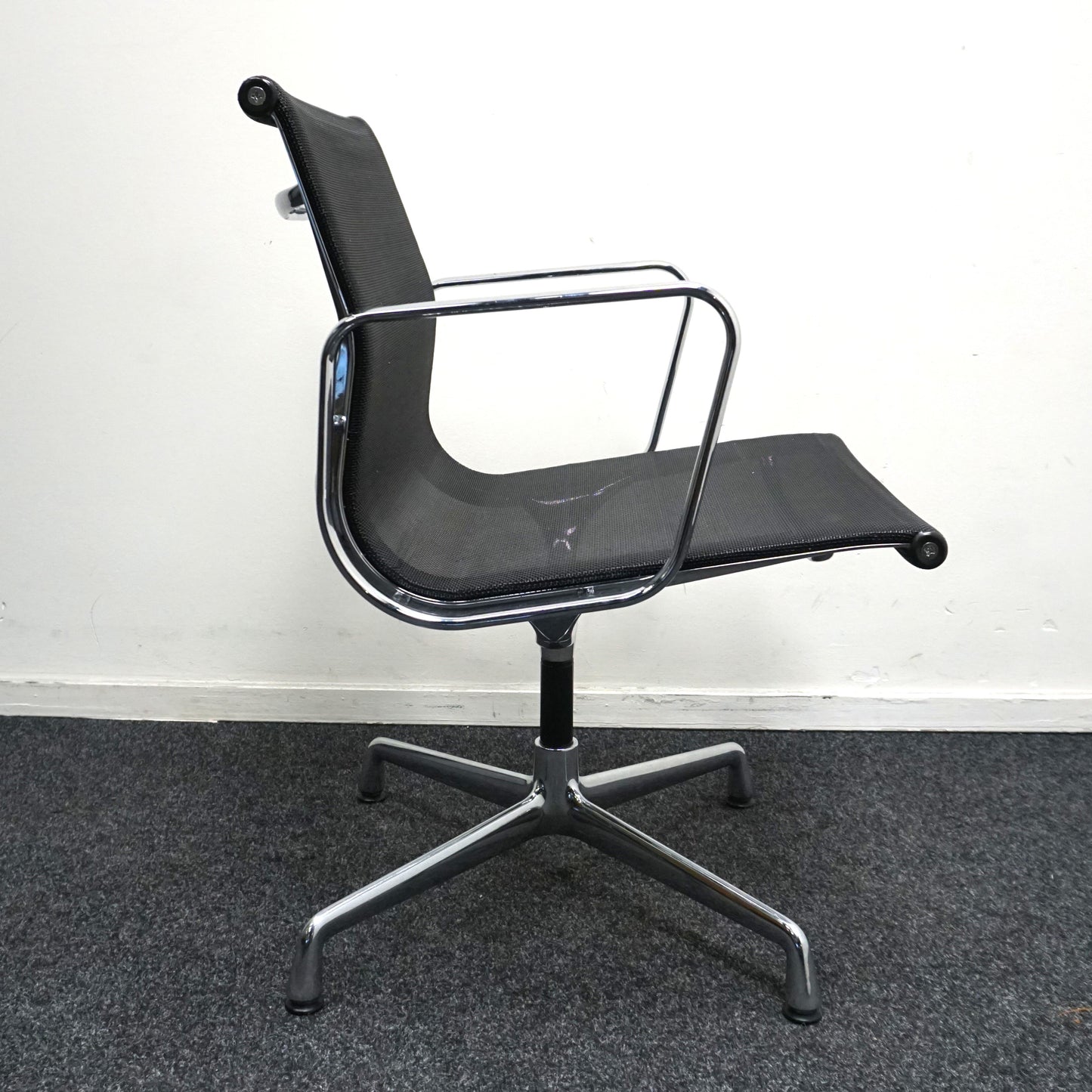 Vitra Eames EA 108 Design Vergaderstoel | Netweave | Zwart