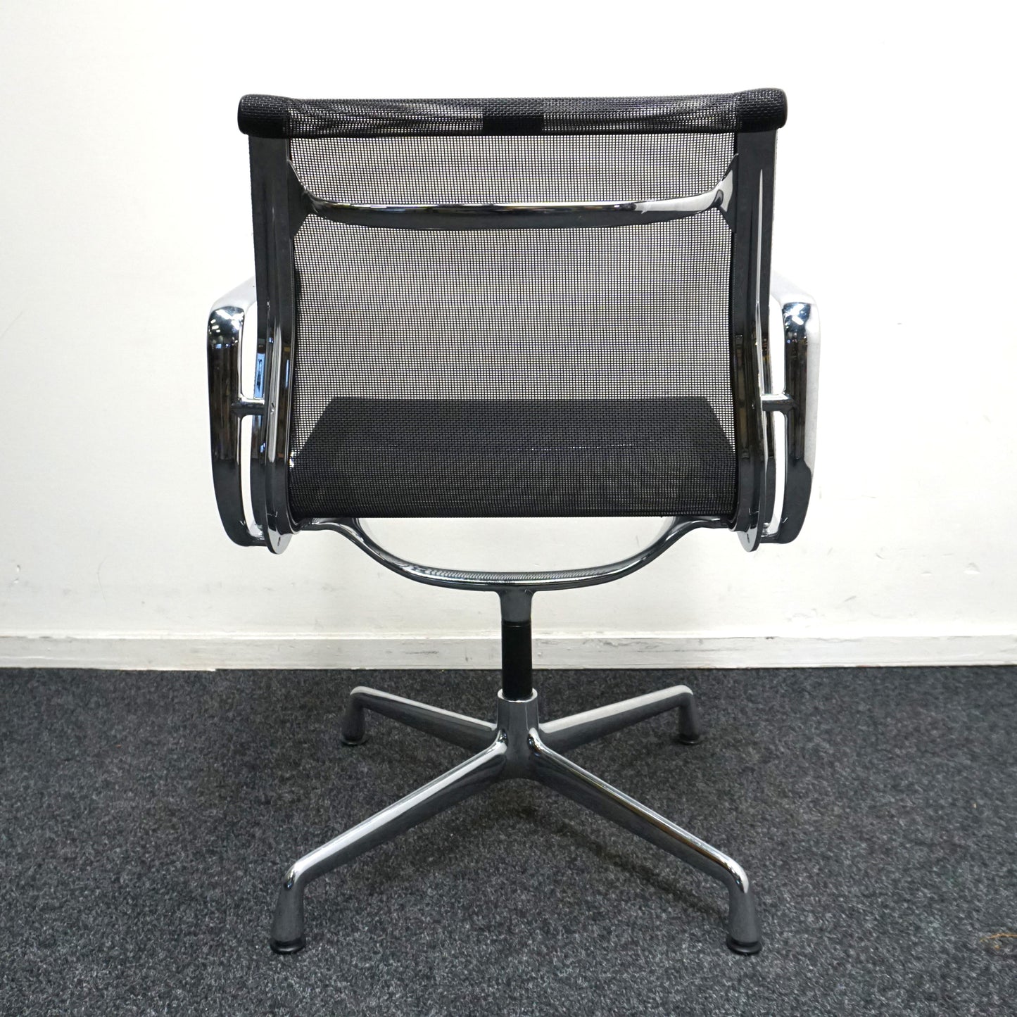 Vitra Eames EA 108 Design Vergaderstoel | Netweave | Zwart