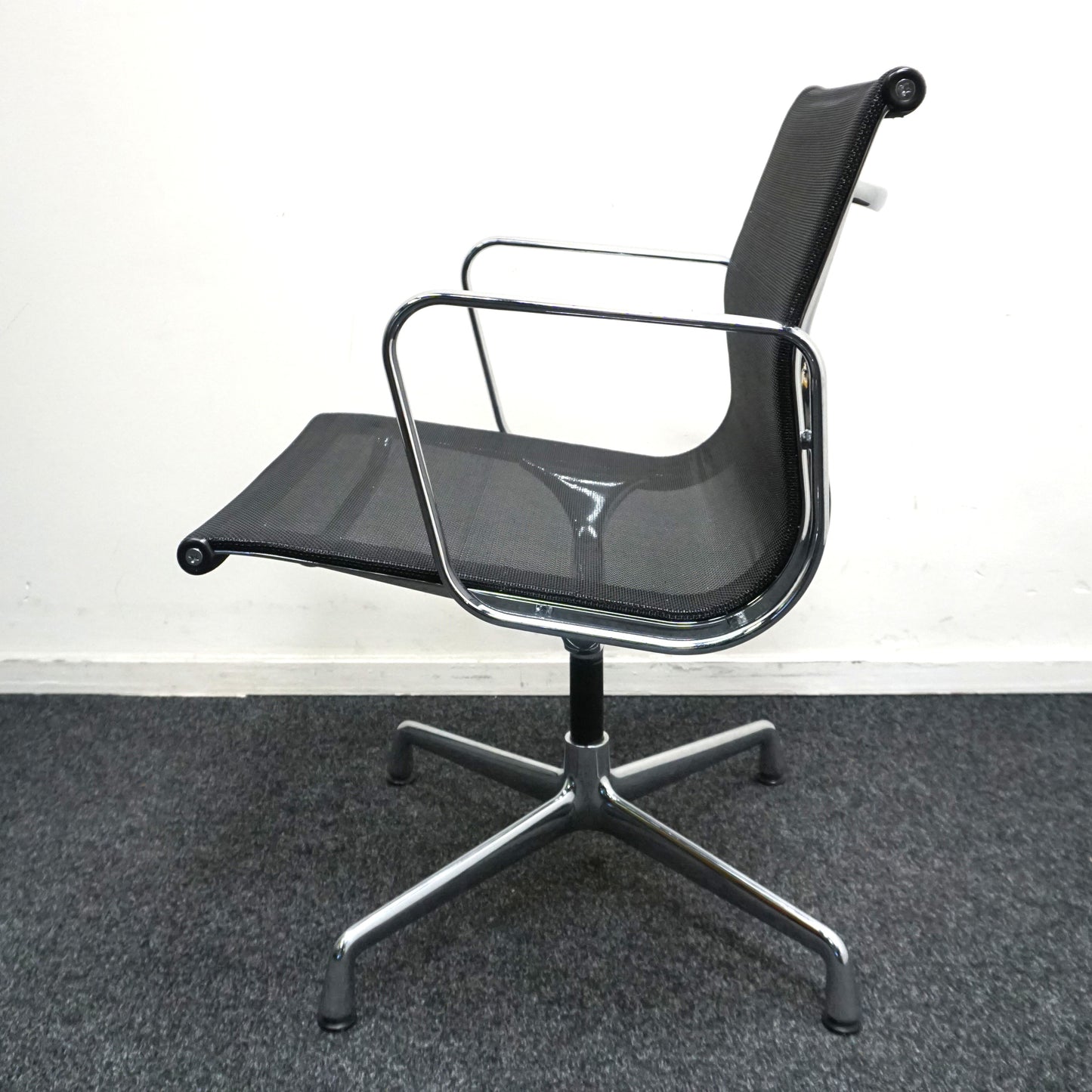 Vitra Eames EA 108 Design Vergaderstoel | Netweave | Zwart