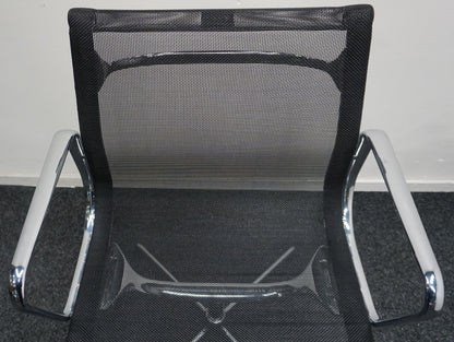 Vitra Eames EA 108 Design Vergaderstoel | Netweave | Zwart