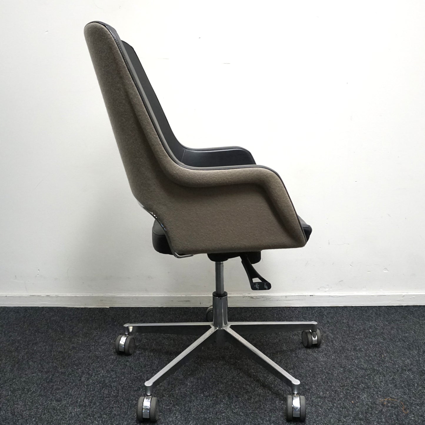 Mpiu Juliette J101 Design Vergaderstoel | Zwart Leer / Beige stof