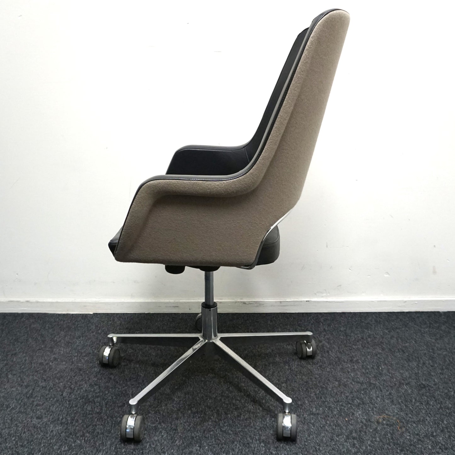 Mpiu Juliette J101 Design Vergaderstoel | Zwart Leer / Beige stof