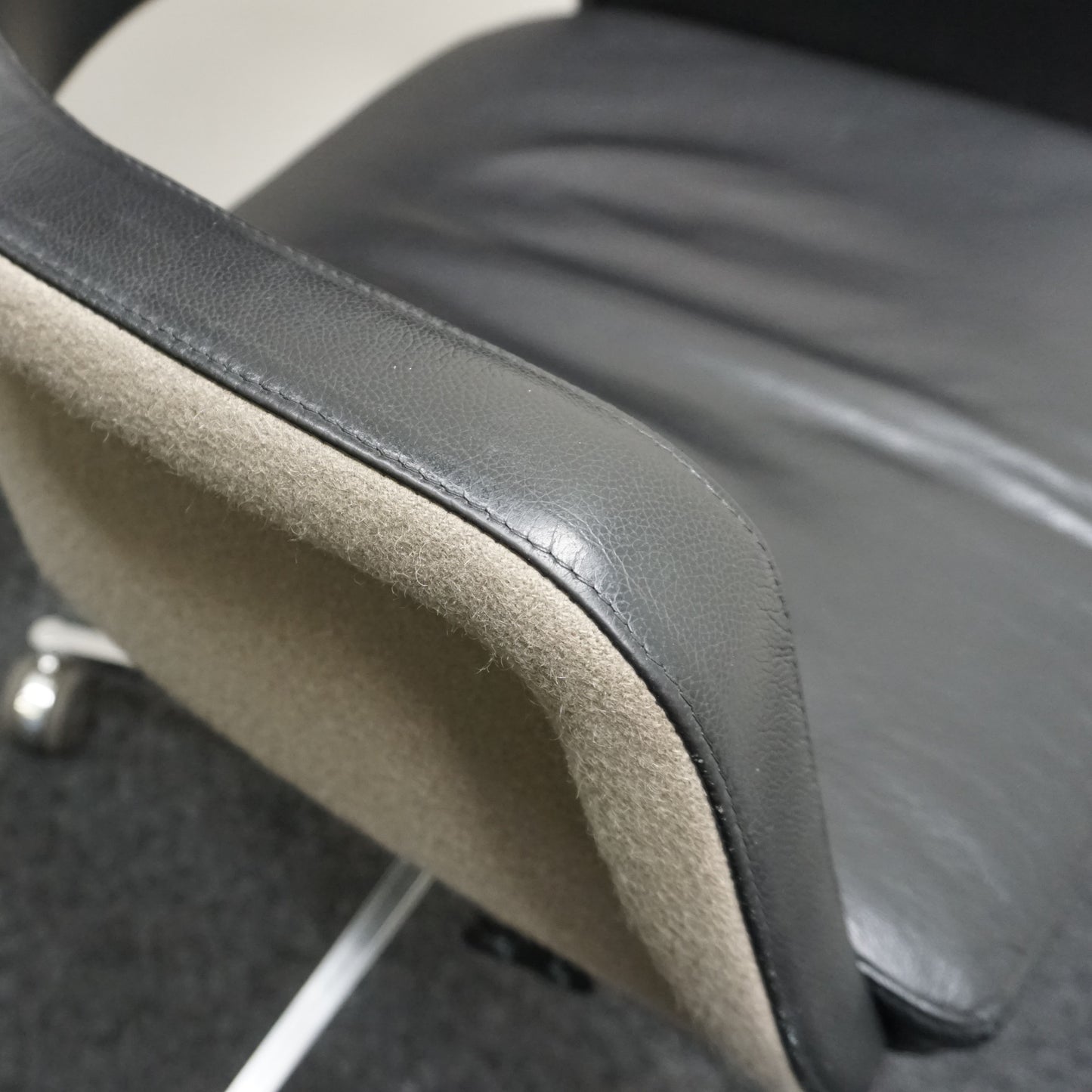 Mpiu Juliette J101 Design Vergaderstoel | Zwart Leer / Beige stof
