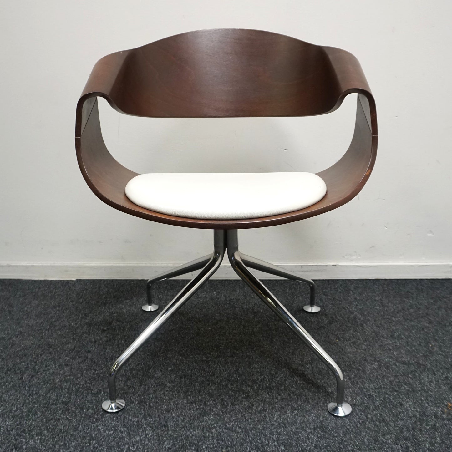 Vepa Embrace Design Stoel | Donkerbruin hout | Wit Leer