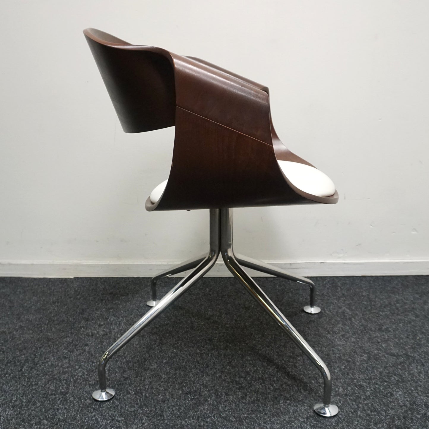 Vepa Embrace Design Stoel | Donkerbruin hout | Wit Leer