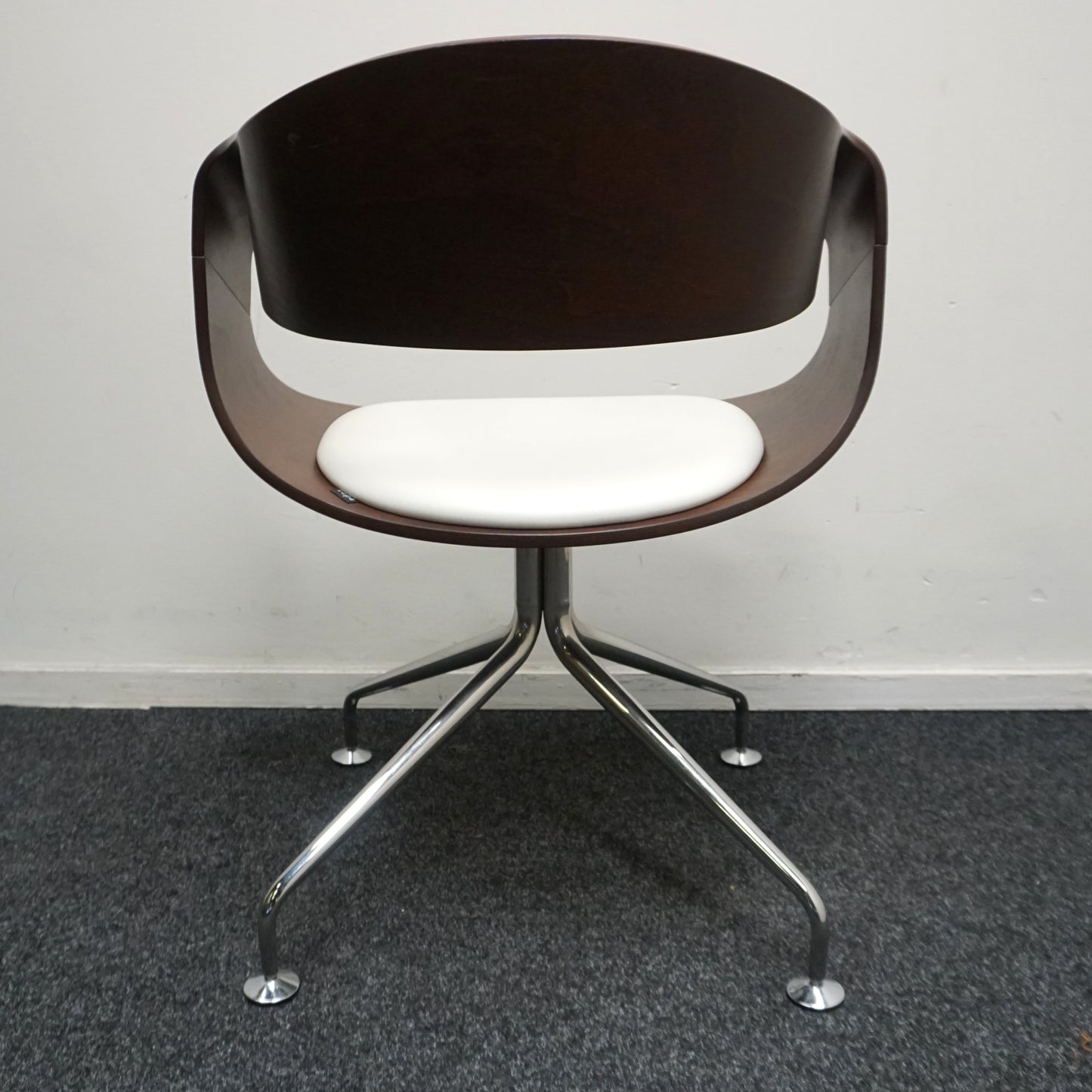 Vepa Embrace Design Stoel | Donkerbruin hout | Wit Leer