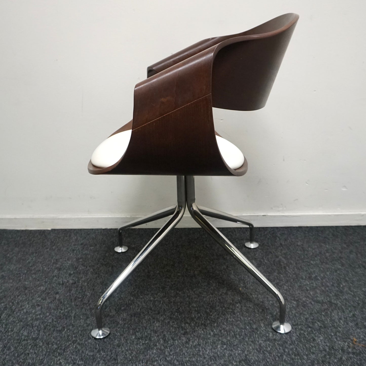 Vepa Embrace Design Stoel | Donkerbruin hout | Wit Leer