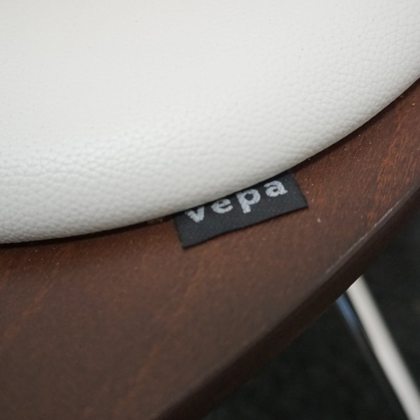 Vepa Embrace Design Stoel | Donkerbruin hout | Wit Leer