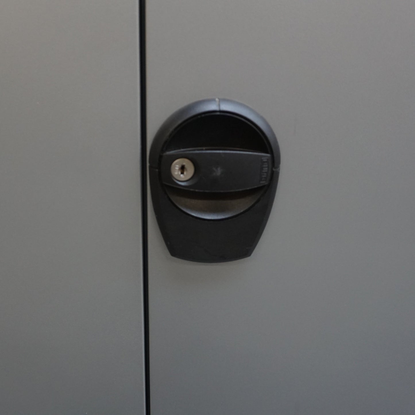 Scheeres Draaideurkast | 160 x 95 x 40 cm | Grijs