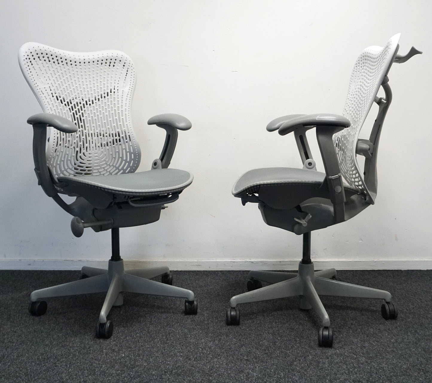 Herman Miller Mirra 1 Bureaustoel | Grijs / Lichtgrijs | met Kledinghanger