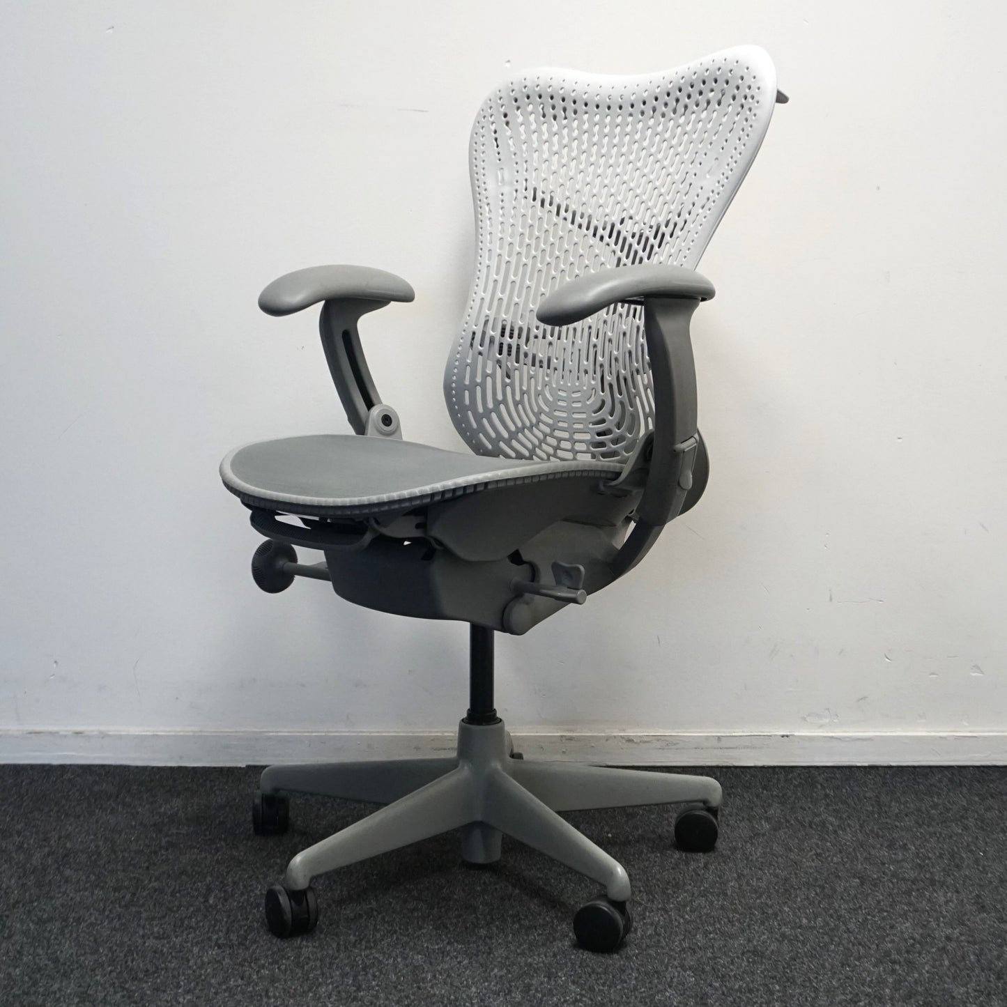 Herman Miller Mirra 1 Bureaustoel | Grijs / Lichtgrijs | met Kledinghanger