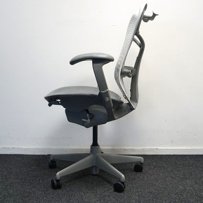 Herman Miller Mirra 1 Bureaustoel | Grijs / Lichtgrijs | met Kledinghanger
