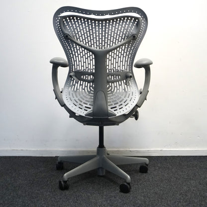 Herman Miller Mirra 1 Bureaustoel | Grijs / Lichtgrijs | met Kledinghanger