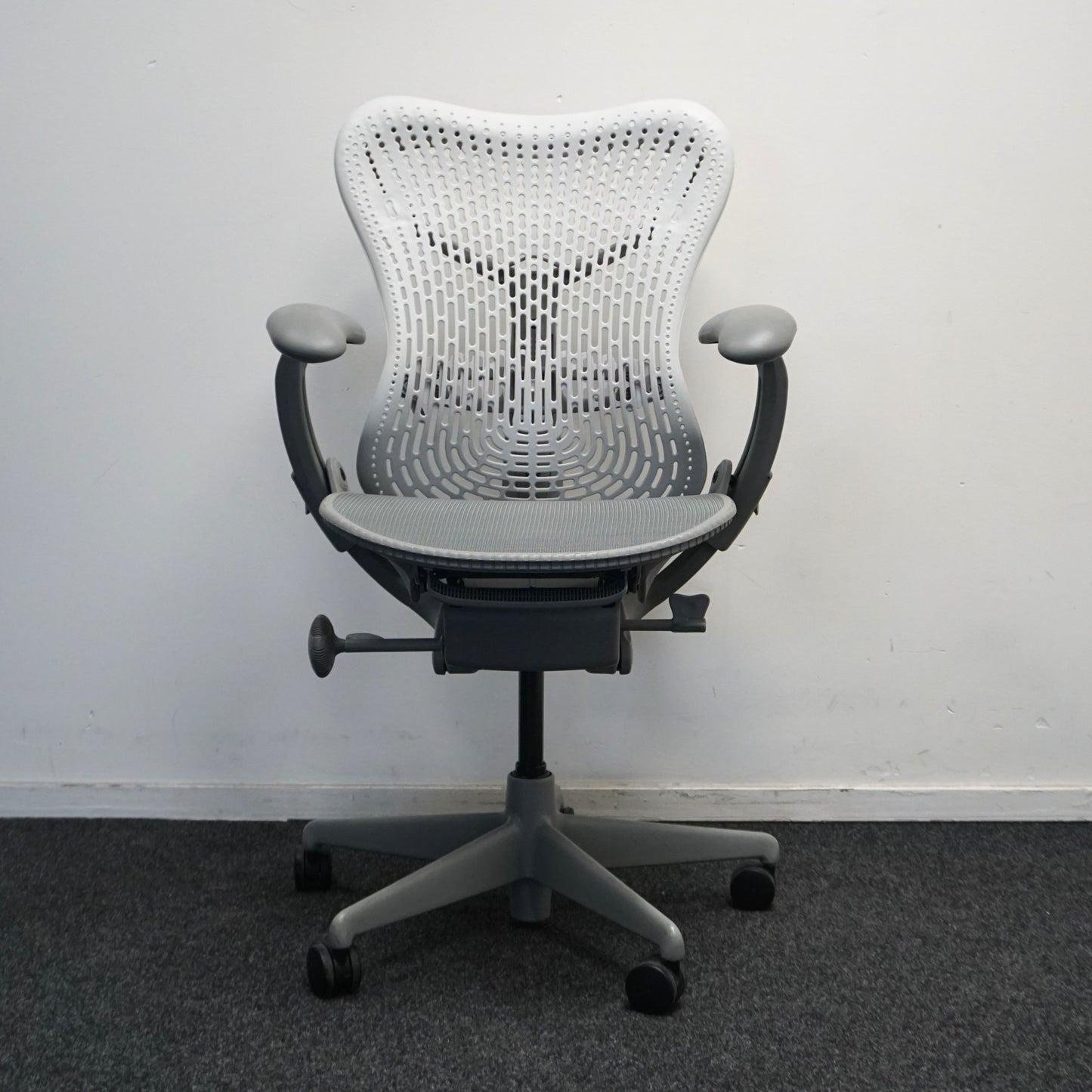 Herman Miller Mirra 1 Bureaustoel | Grijs / Lichtgrijs | met Kledinghanger