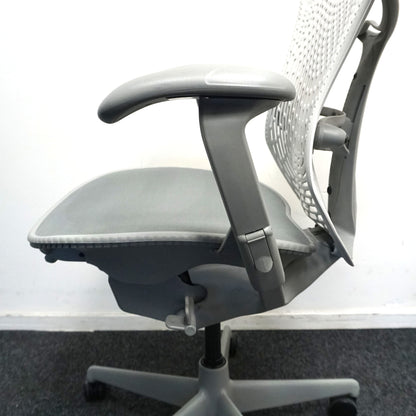 Herman Miller Mirra 1 Bureaustoel | Grijs / Lichtgrijs | met Kledinghanger