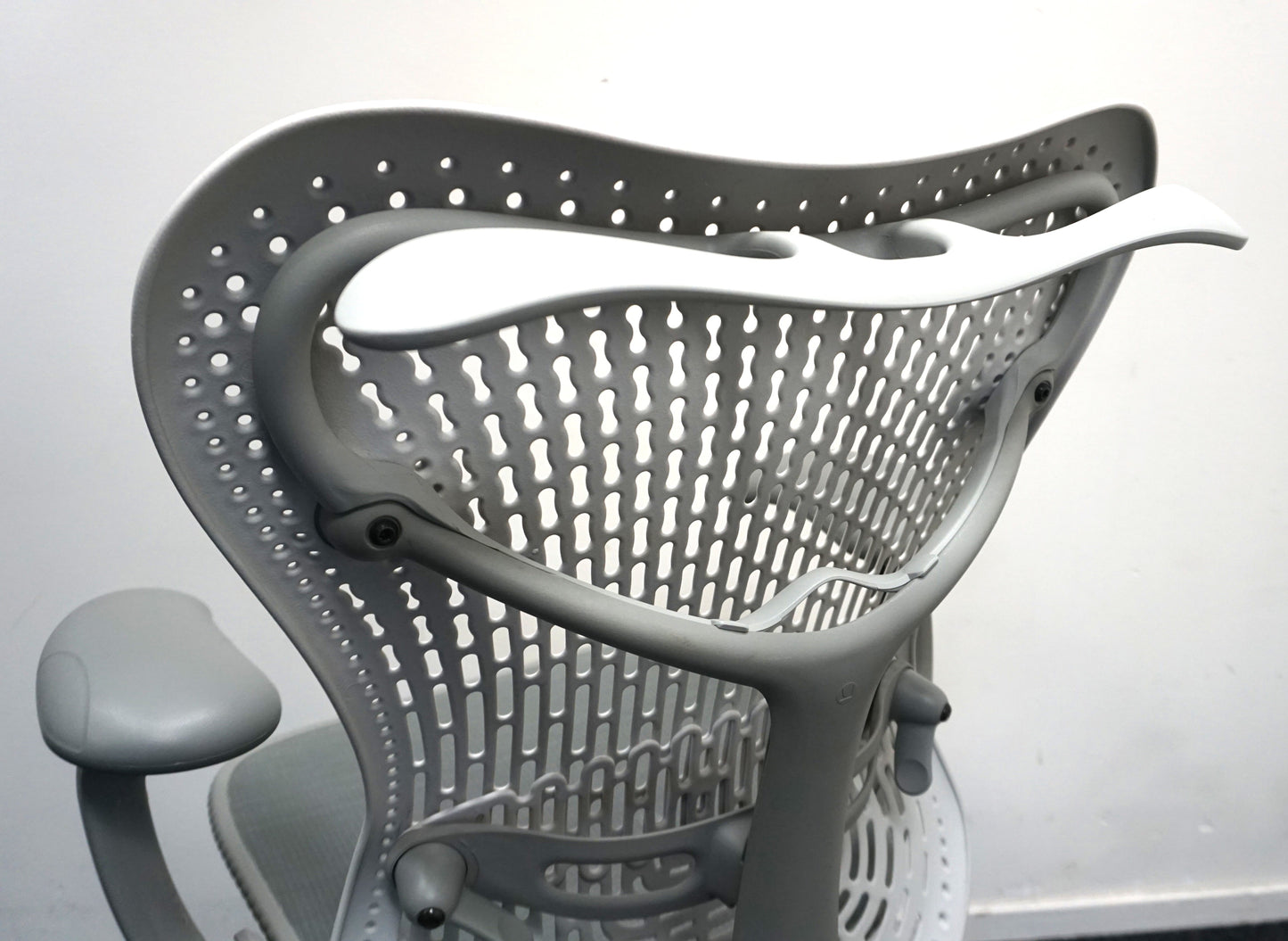 Herman Miller Mirra 1 Bureaustoel | Grijs / Lichtgrijs | met Kledinghanger