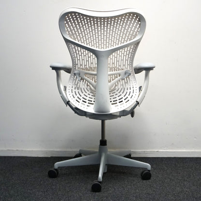 Herman Miller Mirra 2 Bureaustoel | Wit / Lichtgrijs